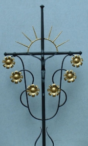 Grabkreuz Goldblumen mit Korpus aus einem Stück geschmiedet