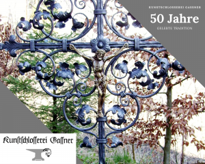 Grabkreuz F2 mit Korpus, handgeschmiedet aus Schmiedeeisen - in der Traditionswerkstatt in Hallein bei Salzburg