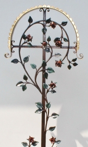 Grabkreuz Rosenknospen mit Dach bemalt und blattvergoldet
