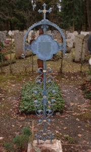 antikes Grabkreuz mit Tafel
