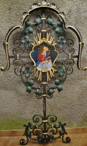 Barockes Grabkreuz bemalt mit Gnadenbild von Maria Plain