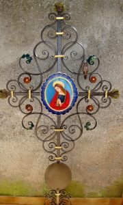 Kreuz mit Marienbildnis und einer geschmiedeten Eule bemalt und blattvergoldet