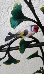 Ginkobaum mit Stieglitz,Rotkehlchen mit Augen aus schwarzen Swarovski-Kristallen