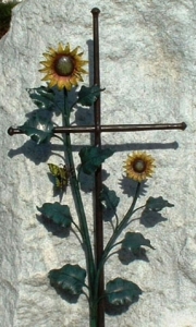 Sonnenblumenkreuz mit Schmetterling