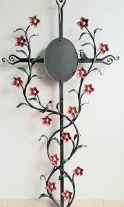 Sternblumenkreuz mit Tafel und zwei Vögelchen, bemalt, Fußteil des Kreuzes besonders schwungvoll gestaltet