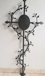 Kreuz Vergissmeinnicht 125x60cm, weiß bemalt mit einem Röschen und Blattgold, zwei Vögelchen bemalt