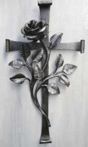 Steinkreuz mit Rosenast