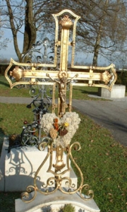 Grabkreuz Niederalm aus Schmiedebronze mit Christuskorpus