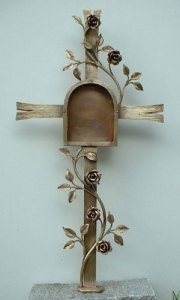 Grabkreuz aus Schmiedebronze mit Tafel und Rosenranke