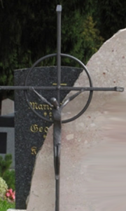 Grabkreuz CK mit Korpus aus einem Stück geschmiedet