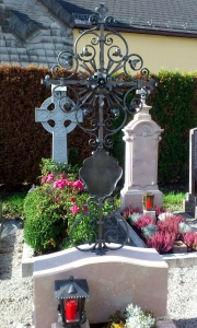 Grabkreuz D mit Tafel und Strahlen
