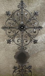 Urnenkreuz E mit Blumen und Tafel 100x50 cm