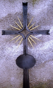 Urnenkreuz MA 9 mit Tafel und Strahlen blattvergoldet 100 x 48