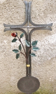 Urnenkreuz U1 mit Tafel und Rosenast, bemalt 90x43 cm,  Urnengrabkreuz für den Friedhof