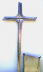 Urnenkreuz aus Edelstahl, geschmiedet 93x45 cm, Inschrifttafel 27x21 cm