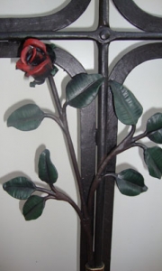 Urnenkreuz mit Rose und Tafel bemalt 96x45 cm, Urnengrabkreuz für den Friedhof,  Schmiedeeisen