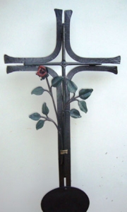 Urnenkreuz mit Rose und Tafel bemalt 96 x 45 cm, Urnengrabkreuz für den Friedhof
