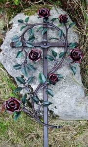 Urnenkreuz mit Rosen, bemalt, Urnengrabkreuz für den Friedhof